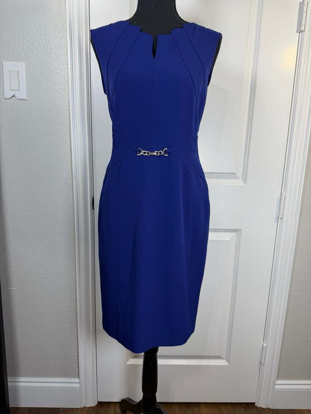 Ellen Tracy Royal Blue Notched Neck Sheath Dress w/ Horsebit Waist Detail Size 4